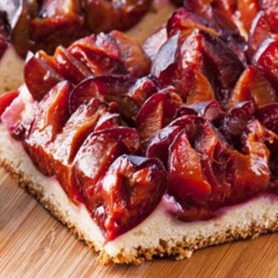 Bild von einem Stück Hefe-Pflaumenkuchen