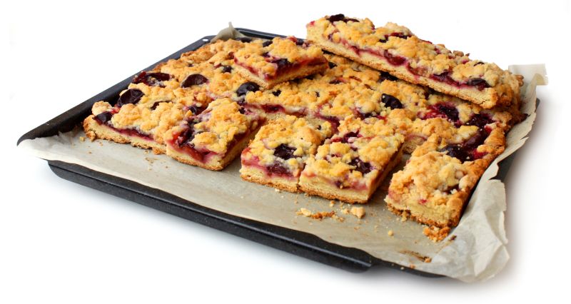 Pflaumenkuchen auf einem Kuchenblech