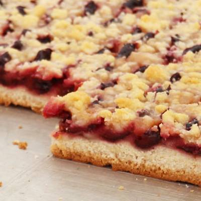 Bild von einem Stück Pflaumenkuchen mit Streusel