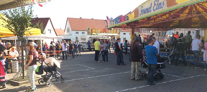 Karussels, Marktstände und Mehr beim Pflaumenkuchenmarkt Großmühlingen