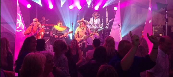 Die Band Tänzchentee in Aktion beim Pflaumenkuchenmarkt Großmühlingen