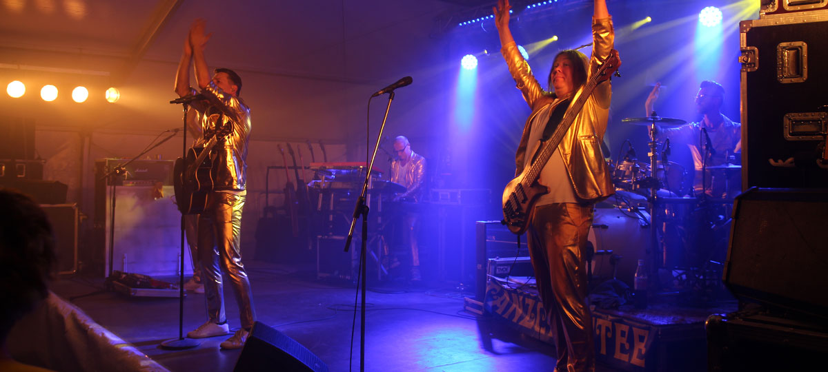 Auftritt der Band TÄNZCHENTEE