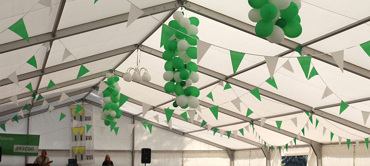 Luftballons und Sponsorenbanner im Festzelt