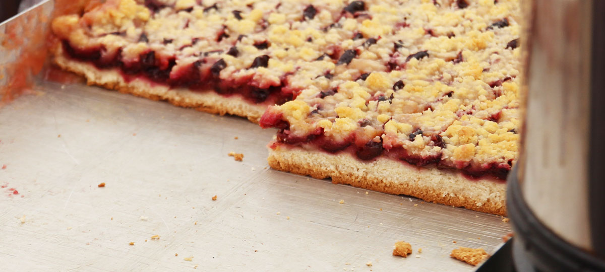 Pflaumenkuchen auf einem Kuchenblech