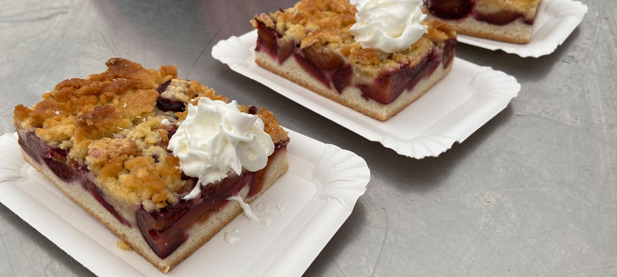 Mehrere Stücke Pflaumenkuchen