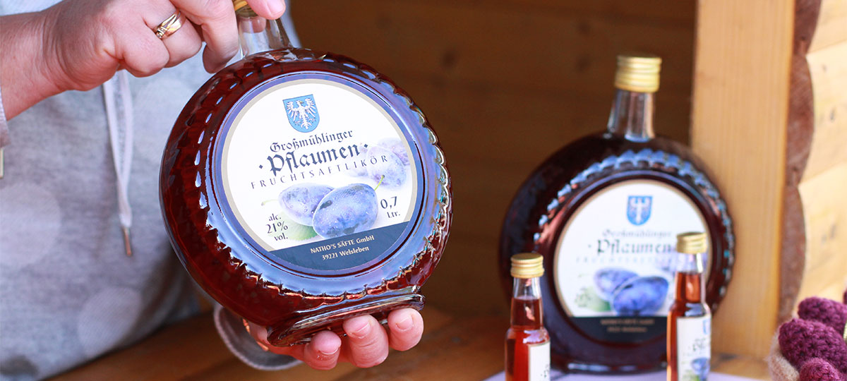 Große Pflaumenschnapsflasche am Verkaufsstand