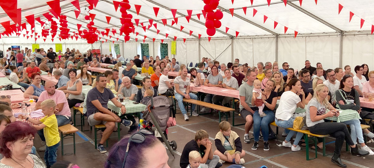 Zuschauer und Gäste im Festzelt